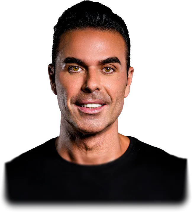 Christian Villar sonriendo, con camiseta negra